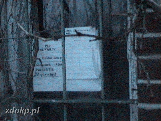 09.2005-11-20.01-kwilcz_stary_rozklad.JPG - Stacja Kwilcz - za oknem nieaktualny rozkad jazdy