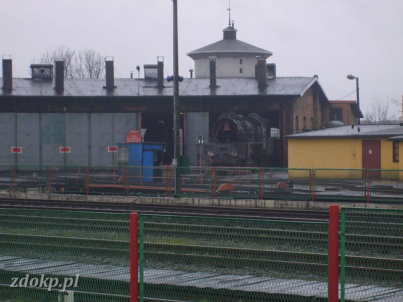 2008-01-21.51_wolsztyn_ol49-23.JPG - stacja Wolsztyn - parowozownia, Ol49-23 podczas wymiany uszkodzonej, dziurawej dymnicy.  2008-01-21  