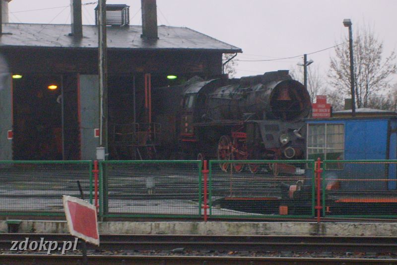 2008-01-21.54a_wolsztyn_ol49-23.JPG - stacja Wolsztyn - parowozownia, Ol49-23 podczas wymiany uszkodzonej, dziurawej dymnicy.  2008-01-21  