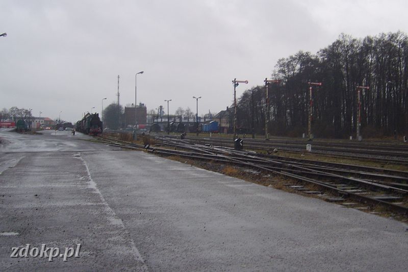 2008-01-21.63_wolsztyn-stacja.JPG - stacja Wolsztyn - semafory wyjazdowe w kierunku Leszna, Nowej Soli i Grodziska Wlkp.  2008-01-21  